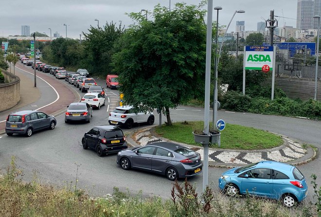 90 odstotkov britanskih bencinskih črpalk se je v zadnjih dneh soočalo s pomanjkanjem goriva. Foto: Daniel Leal-olivas/Afp