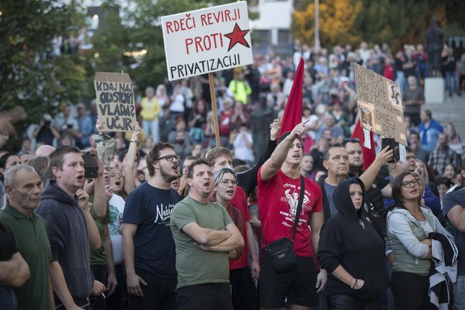 Protestnikov je bilo več sto. FOTO: Jure Eržen/Delo