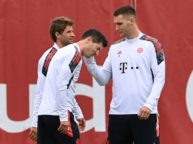 Thomas Müller (levo) in Robert Lewandowski (v sredini) dobre volje pričakujeta kijevski Dinamo. Desno Bayernov branilec&nbsp;Niklas Süle FOTO: Christof Stache/AFP