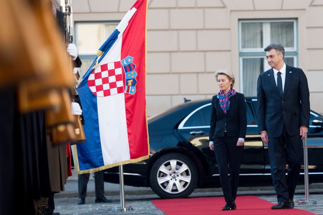 Ko je pred dvema letoma Zagreb obiskala predsednica evropske komisije Ursula von der Leyen, se je tudi zahvalila za glasove, ki so ji jih namenili hrvaški evroposlanci. FOTO: Etienne Ansotte