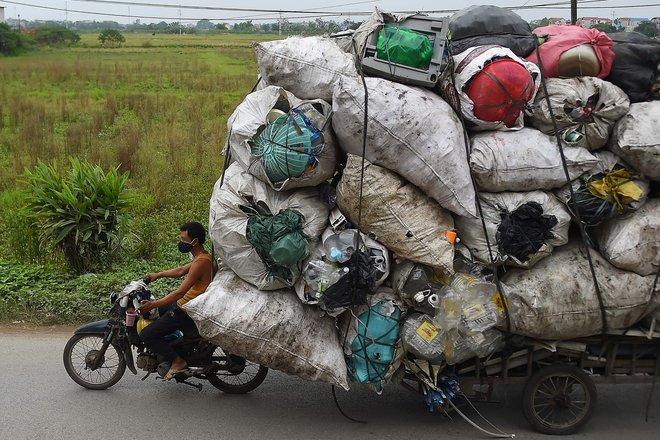 Cilj evropskih ukrepov je zmanjšati količine plastičnih odpadkov, ki končajo v svetovnih morjih. FOTO: Nhac Nguyen/AFP