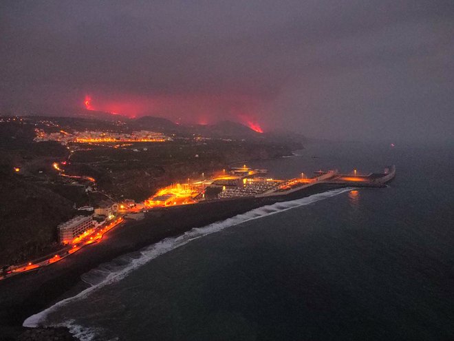 Lava in dim ob pristanišču Tazacorte. FOTO: Nacho Doce/Reuters