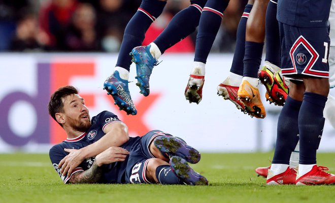 Fotografija, ki je hitro obšla svet: Lionel Messi pomaga soigralcem v živem zidu z ležanjem na tleh.<br />
FOTO: Benoit Tessier/Reuters