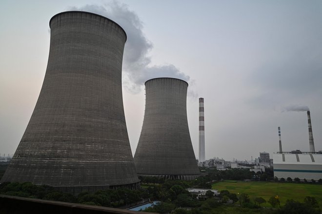 Okoli dve tretjini kitajske elektrike proizvedejo termoelektrarne, ki pa imajo vse bolj moteno preskrbo s premogom. Foto Hector Retamal/AFP