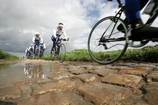 Granitne kocke bodo spet krojile letošnjo dirko med Parizom in Roubaixom. FOTO: Pascal Rossignol/Reuters