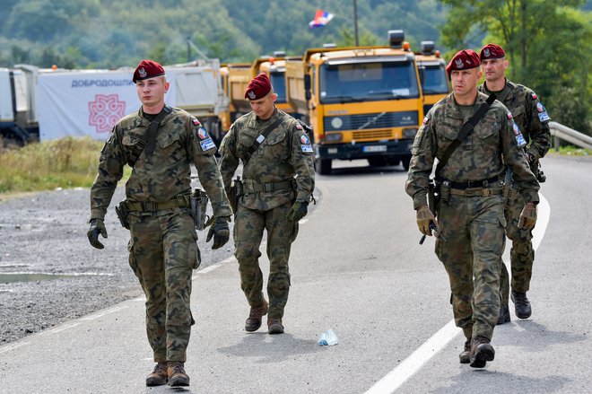 Pripadniki poljske vojske v okviru mirovnih sil Kfor na Kosovu so skupaj s kosovskimi specialnimi policijskimi silami skrbeli za nadzor dogajanja na barikadah, ki so jih na meji s Kosovom postavili Srbi. Foto Laura Hasani Reuters