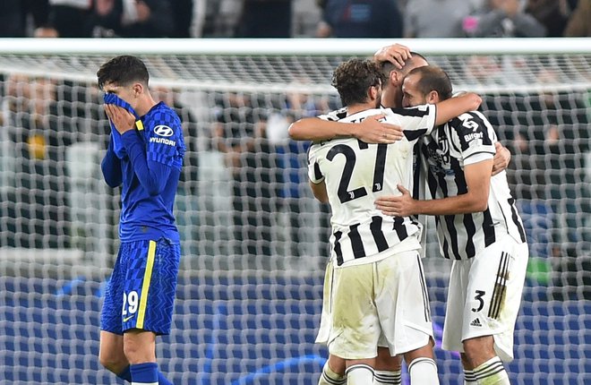 Leonardo Bonucci, Manuel Locatelli in Giorgio Chiellini proslavljajo po zadnjem sodnikovem žvižgu ob razočaranem junaku letošnjega finala Kaiju Havertzu. FOTO: Massimo Pinca/Reuters