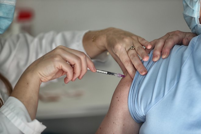 Zakaj so bili nekateri najstniki cepljeni z vektorksimi cepivi, še ni znano. Foto Blaž Samec

