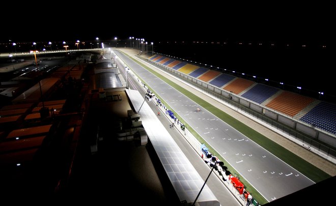 Katar je marca leta 2008 priredil prvo nočno dirko motoGP. FOTO: Fadi Al-Asaad/Reuters