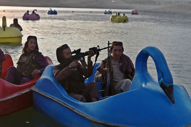 Talibanski borci se vozijo z čolni na jezeru Qargha na obrobju Kabula in kričijo &raquo;To je Afganistan!&laquo; FOTO: Wakil Kohsar/Afp