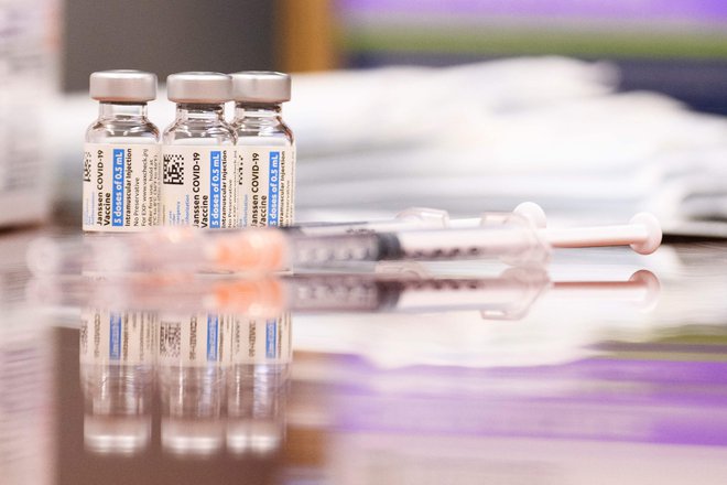 Vektorska cepiva lahko povzročijo redke, a nevarne stranske učinke. FOTO: Patrick T. Fallon/AFP