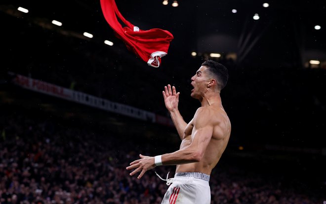 Med proslavljanjem že petega gola na ravno toliko tekmah po vrnitvi k Unitedu je Cristiano Ronaldo navijačem pokazal tudi mišice in na tribuno vrgel dres. FOTO: Phil Noble/Reuters