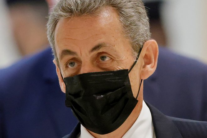 Nicolas Sarkozy, ki že ves čas zanika krivdo, saj da ni prav nikjer, na nobenem računu, njegovega podpisa, danes ni prišel na sodišče, kakor tudi sicer ni od blizu spremljal procesa, razen ko so ga zaslišali. Foto Pascal Rossignol/Reuters