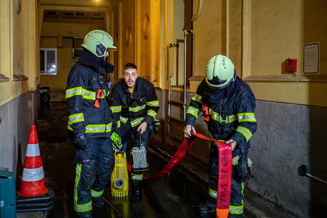 Poleg poklicnih so pomagali tudi prostovoljni gasilci iz 33 društev. FOTO: Voranc Vogel/Delo