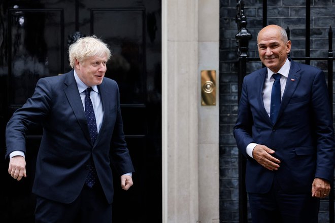 Britanski premier Boris Johnson in predsednik vlade Janez Janša pred vhodom v Downing Street 10. Foto: Tolga Akmen /Afp