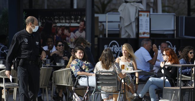 Zaradi visokega deleža cepljenega prebivalstva se čedalje več španskih regij spogleduje z odpravo ukrepov, ki so poldrugo leto posegali v družbeno življenje. Foto Clara Margais/Reuters