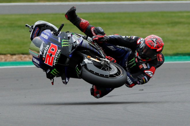 Fabio Quartararo se zaveda, da lahko tudi občuti trdoto asfalta tako kot na treningu v Silverstonu. FOTO: Andrew Boyers/Reuters