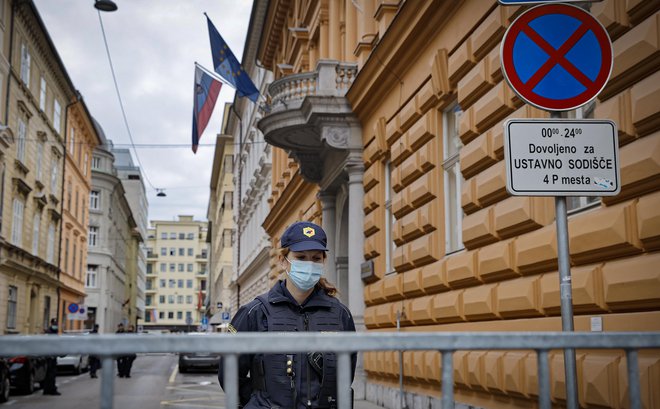 Tiste, ki bi morali v praksi odločati, kako naprej s pogojem PC, je za zdaj iz zagate rešilo ustavno sodišče. FOTO: Jože Suhadolnik/Delo