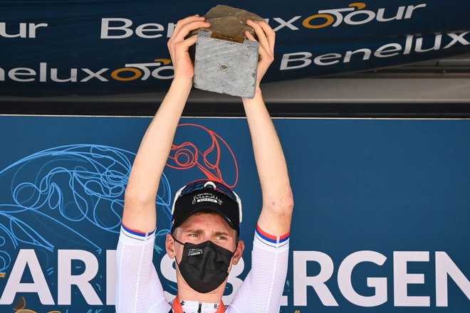 Matej Mohorič je za zmago v zadnji etapi dirke po Beneluksu prejel nekoliko manjšo granitno kocko, kot jo vsako leto podelijo zmagovalcu v Roubaixu. FOTO: David Stockman/AFP