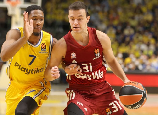 Maccabi in Bayern sta ob uvodu v novo sezono košarakarskje evroligev Tel Avivu uprizorila razburljivo tekmo, v kateri je edini Slovenec v evroligi Žan Mark Šiško (desno) dosegel pet točk. FOTO: Eurleague.net