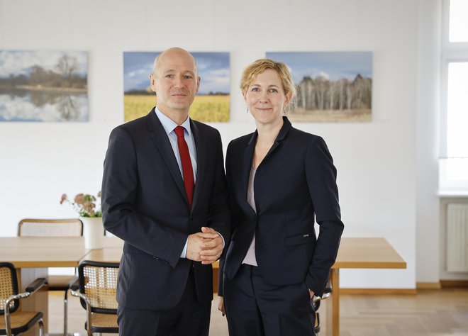Natalie Kauther in Adrian Pollmann sta prvi veleposlaniški par v nemški zgodovini. FOTO: Jože Suhadolnik/Delo