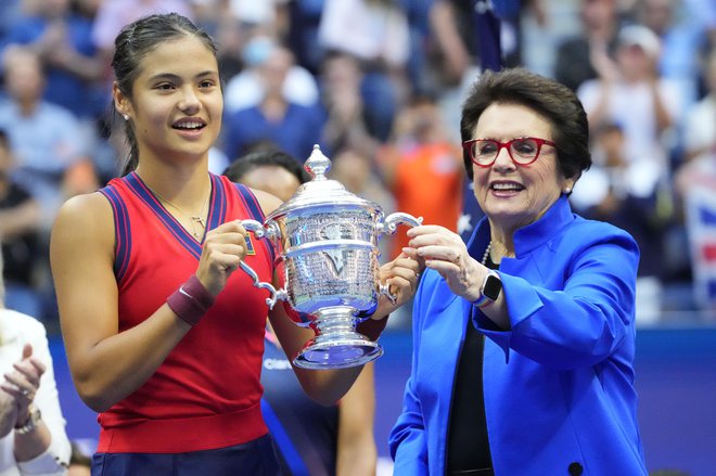 Billie Jean King (na fotografiji z letošnjo zmagovalko OP ZDA Emmo Raducanu) se je v zgodovino zapisala kot pravi velikan športa. FOTO: Robert Deutsch/USA Today Sports