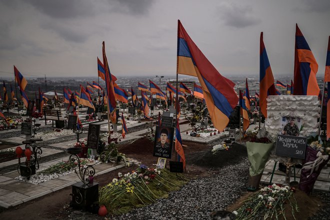 Po mnenju komentatorjev poskušajo najti žrtveno jagnje za lanski vojaški poraz in premiera Nikola Pašinjana oprati krivde. FOTO: Aris Messinis/AFP