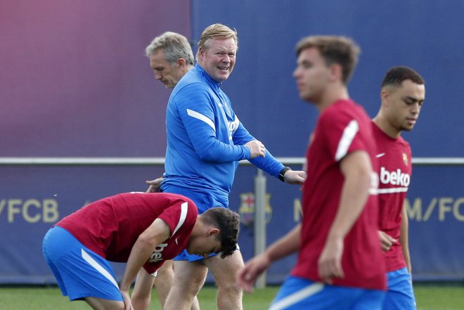 Ronald&nbsp;Koeman čuti podporo igralcev. FOTO: Albert Gea/Reuters