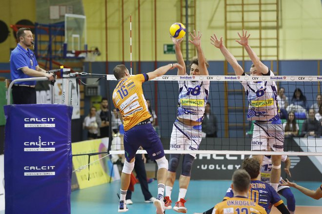 Prizor z lanskega pokalnega obračuna med ljubljanskim ACH Volleyjem in mariborskim Merkurjem. FOTO: Leon Vidic