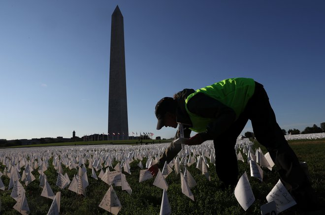 Memorial v Washingtonu za žrtve, ki so umrle zaradi covida-19. FOTO: Leah Millis/Reuters