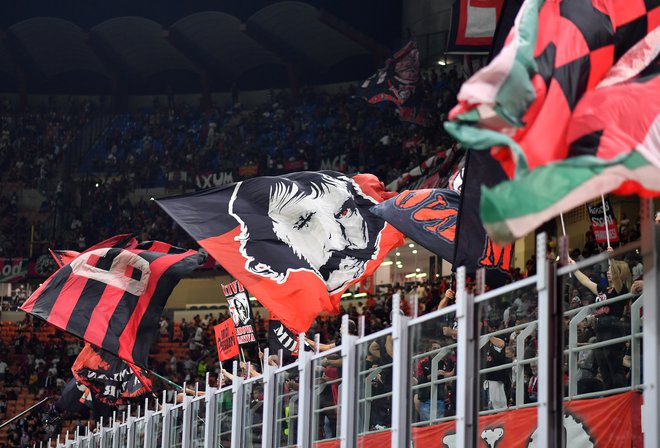 San Siro med zadnjo tekmo AC Milana, ki so jo milanski rdeče-črni odigrali v ligi prvakov proti Atleticu. FOTO: Daniele Mascolo/Reuters