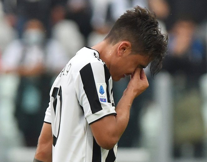 Dybala razočaran zapušča zelenico v Torinu. FOTO: Massimo Pinca/Reuters