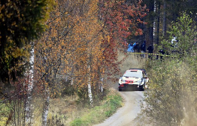 Elfyn Evans s sovoznikom Scottom Martinom med petkovo etapo v Jyväskyläju.FOTO: Jussi Nukari/AFP