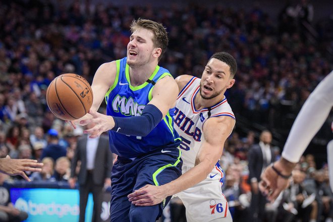 Simmons ustavlja Luko Dončića med lanskim obračunom v ligi NBA. FOTO: Jerome Miron/USA Today Sports