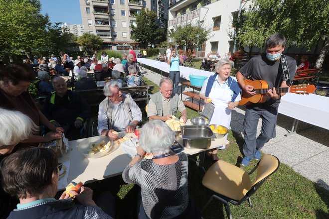 V Sloveniji živi več kot petina prebivalcev, starejših od 65 let, večina ne uporablja interneta in nima pametnega telefona. FOTO: Dejan Javornik