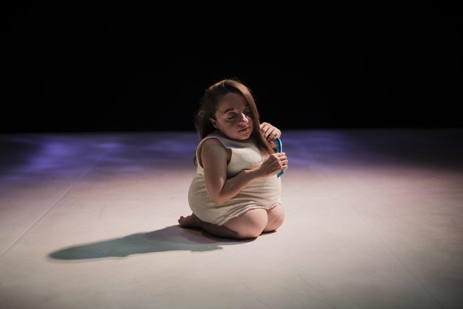 Svojo izkušnjo in (z)možnosti ter moč drugačnega telesa bo z občinst­vom delila italijanska performerka Chiara Bersani, ki se bo preobrazila v nežnega samoroga. FOTO: Alice Brazzit