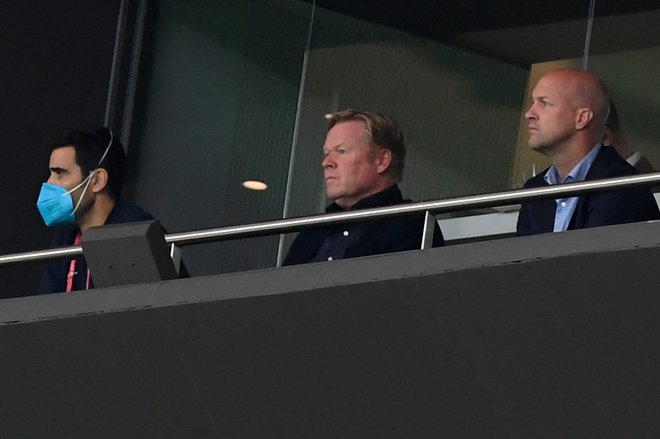 Ronald Koeman je derbi proti madridskemu Atleticu spremljal s tribune ob športnemu svetovalcu Jordiju Cruijffu (desno). FOTO: Oscar Del Pozo/AFP