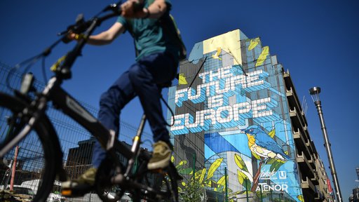 V Bruslju je tudi cestna umetnost v znamenju EU. FOTO: Ben Stansall/AFP