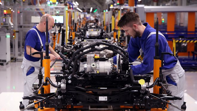 V Volkswagnu so napovedali, da bodo začasno ustavili proizvodnjo v svojem glavnem obratu v Wolfsburgu na severu Nemčije.&nbsp;FOTO: Ronny Hartmann/Afp