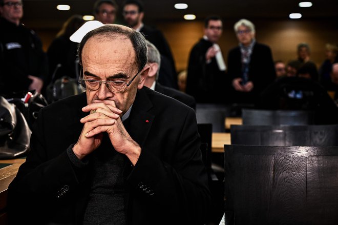 Kardinal Philippe Barbarin leta 2019, ko je moral na sodišče zaradi prikrivanja spolnih zlorab skavtov. FOTO: Jeff Pachoud/Afp