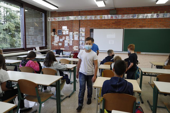 Kjer mehanskega prezračevanja ni mogoče nastaviti na povečan pretok zraka, NIJZ svetuje odpiranje oken na stežaj. FOTO: Leon Vidic