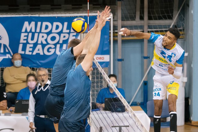 Ahmed Ihbajri je v napadu povzročal veliko preglavic kamniškim odbojkarjem. FOTO: Klemen Brumec/Calcit Volley