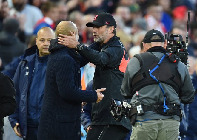 Pep Guardiola in Jürgen Klopp sta se objela po zadnjem sodnikovem žvižgu. FOTO: Peter Powell/Reuters