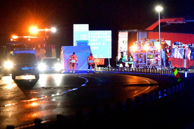 V nesreči sta umrla tudi dva policista, voznik tovornjaka pa je bil poškodovan. FOTO: Reuters