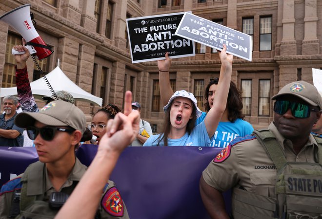 V teksaškem Austinu so organizirali Marš žensk po tem, ko je ameriška zvezna država Teksas uvedla skoraj popolno prepoved splava in dostopa do zdravil, ki povzročajo splav. V nekem trenutku se jim je zoperstavila skupina, ki novi zakon o prepovedi splava podpira. FOTO: Evelyn Hockstein/Reuters