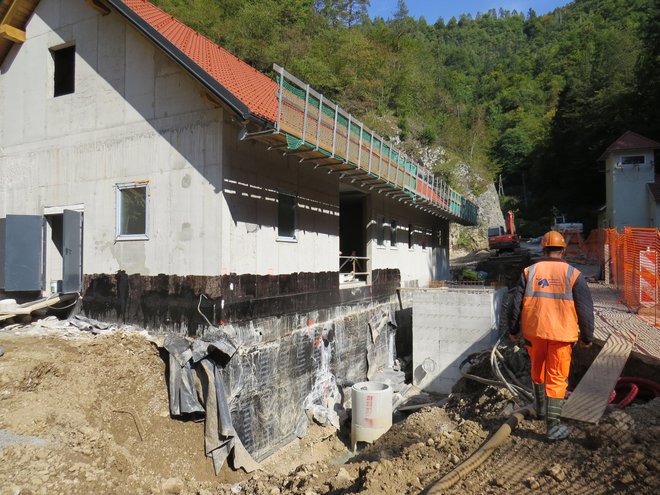 Objekt za pripravo pitne vode so zgradili ob cesti proti spodnji postaji žičnice na Krvavec. FOTO: Bojan Rajšek/Delo