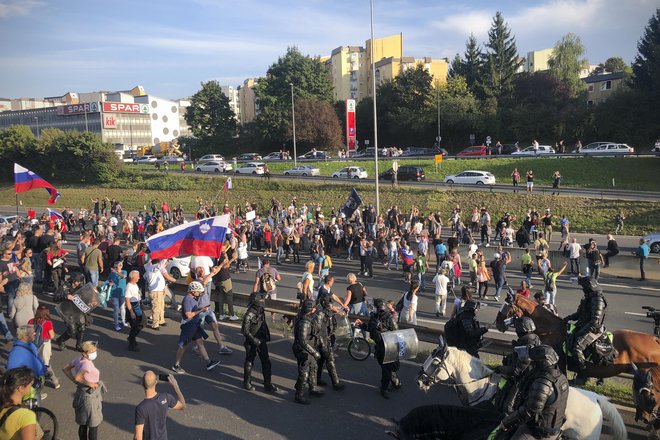 Resni.ca je nov protest napovedala za torek. Lokacije ni razkrila, po družbenih omrežjih pa so se pojavila namigovanja, da bi lahko potekal na Brdu pri Kranju. Na fotografiji protest prejšnjo sredo v Ljubljani, ko so udeleženci za nekaj časa preprečili promet na obvoznici. FOTO: Jure Eržen/Delo