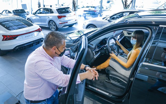 Prodajalci naj ob nakupu novega avtomobila predstavijo napredne asistenčne sisteme in druge tehnološke novosti v avtomobilu, saj se ti pri različnih vozilih razlikujejo, svetujejo na AMZS. FOTO: Jože Suhadolnik/Delo