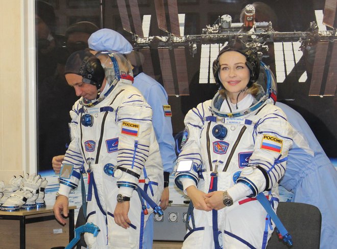Anton Škaplerov in igralka Julija Peresild FOTO: Russian Space Agency Roscosmos/AFP