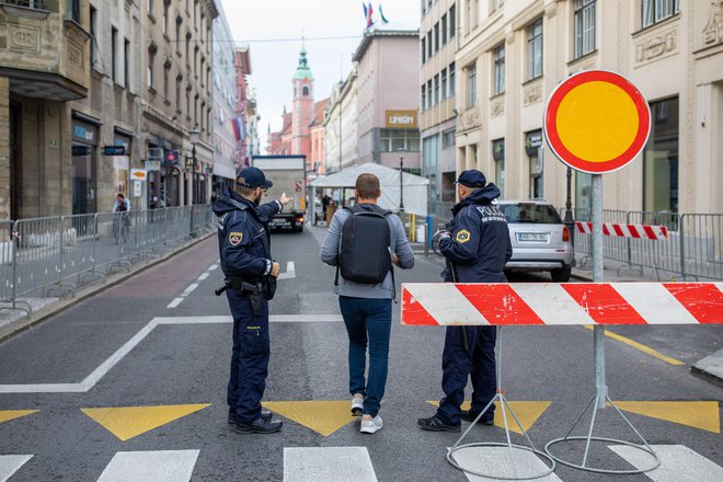 V Ljubljani ponekod policisti iz varnostnih razlogov že nadzirajo gibanje ljudi. FOTO: Voranc Vogel/Delo